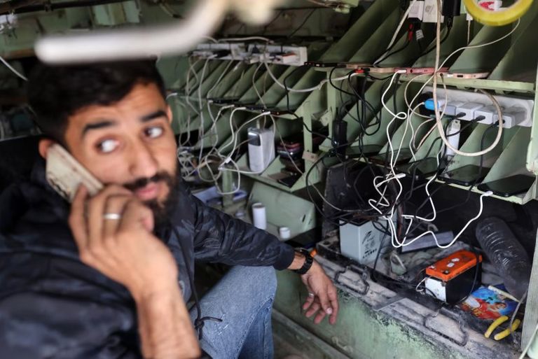 فلسطينيون في محل لبيع الهواتف المحمولة بغزة