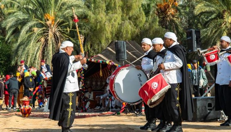 تونس تفتتح المهرجان الدولي للواحات بتوزر بعروض تراثية