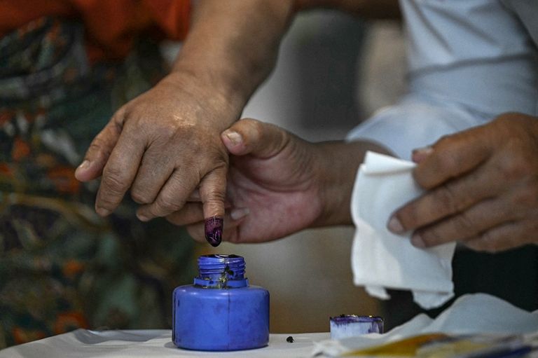 ناخب أدلى بصوته في الانتخابات