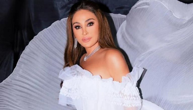 الفنانة إليسا