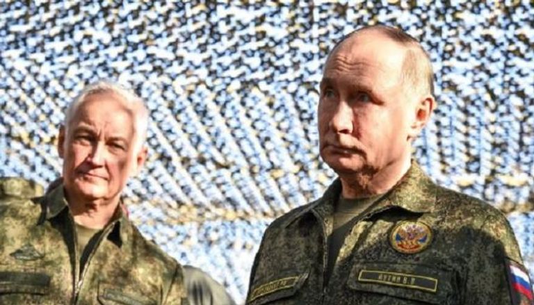 الرئيس الروسي فلاديمير بوتين بالزي العسكري