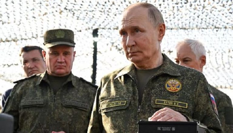 الرئيس الروسي فلاديمير بوتين بالزي العسكري