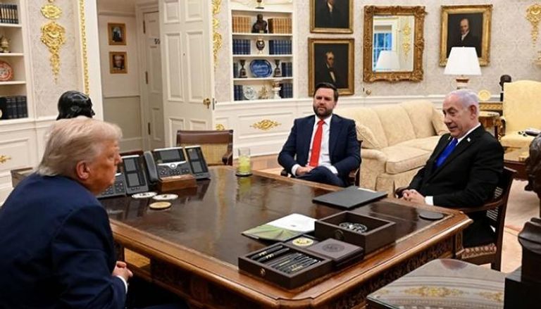 دونالد ترامب وأمامه جي دي فانس (يسار) وبنيامين نتنياهو (يمين)