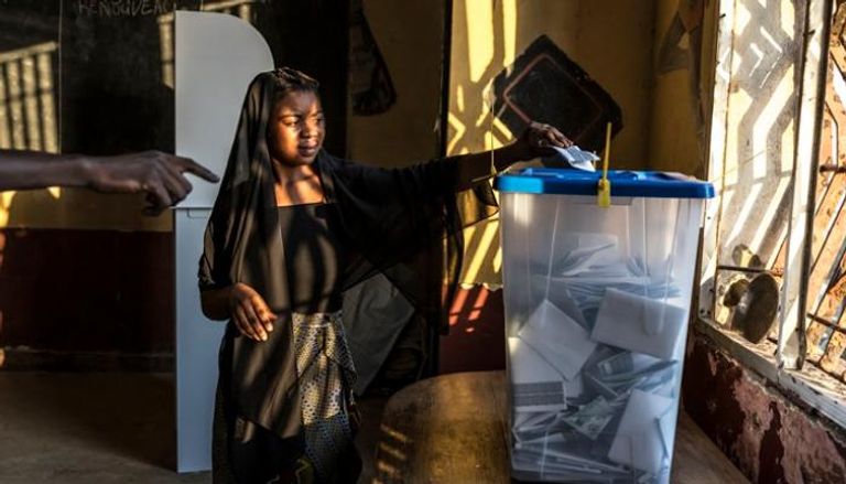 ناخبة تدلي بصوتها في انتخابات الرئاسة في غينيا