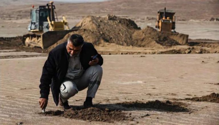 فرد طبقات من الطين الرطب فوق الكثبان الرملية للحد من العواصف