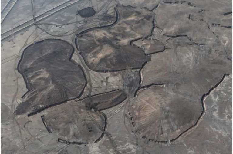 فرد طبقات من الطين الرطب فوق الكثبان الرملية للحد من العواصف