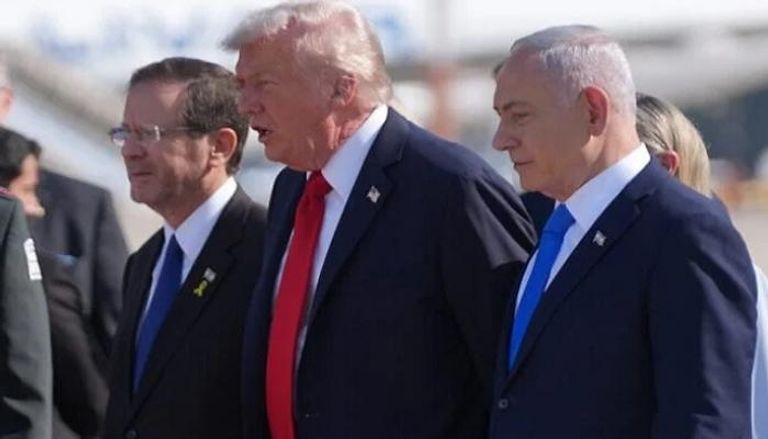 ترامب متوسط نتنياهو (يمين) وهرتسوغ (يسار) 