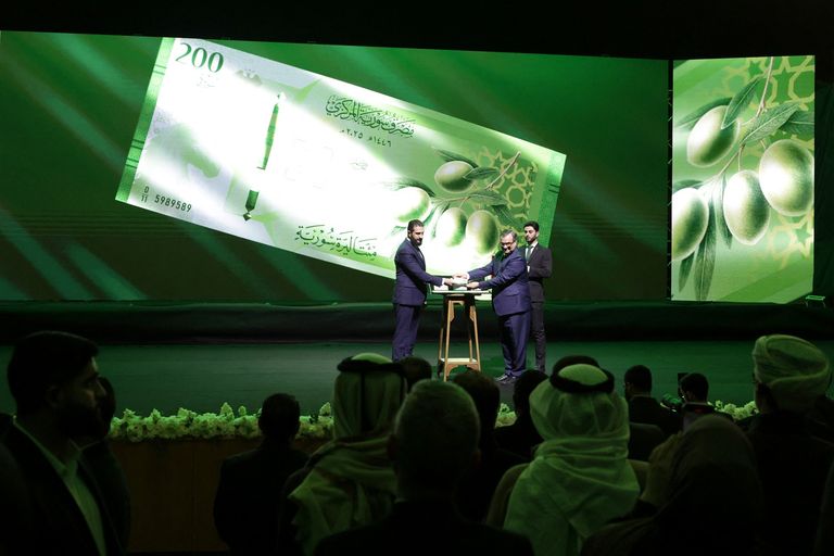 الرئيس السوري يطلق الليرة الجديدة - أ ف ب الرئيس السوري يطلق الليرة الجديدة - أ ف ب