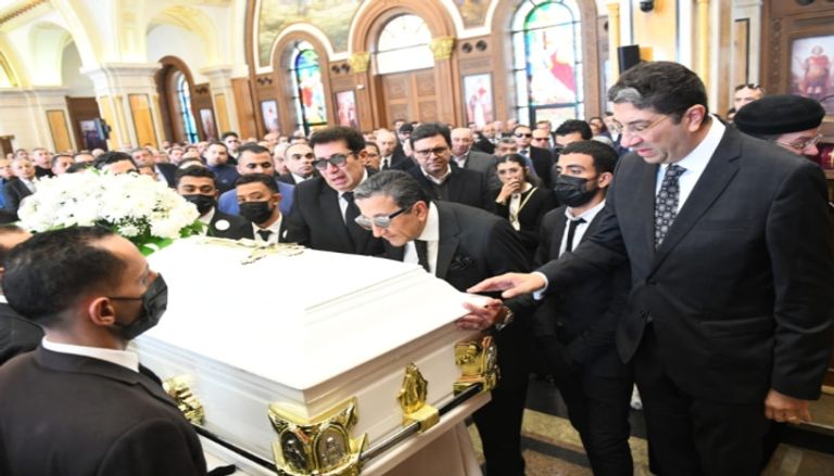 هاني رمزي في جنازة والدته