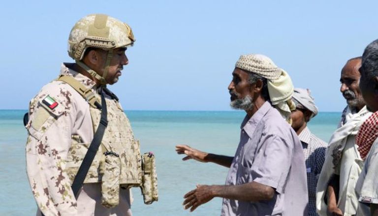 جندي إماراتي مع مواطنين يمنيين - أرشيفية