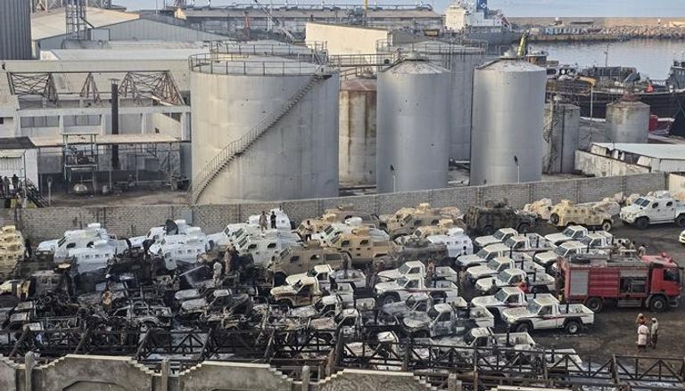 آثار الهجوم السعودي على ميناء المكلا - أ.ف.ب