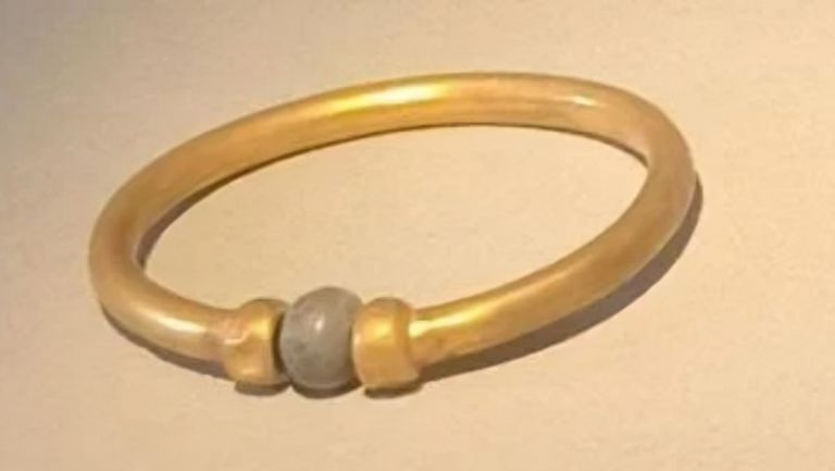 أسورة أثرية بالمتحف المصري