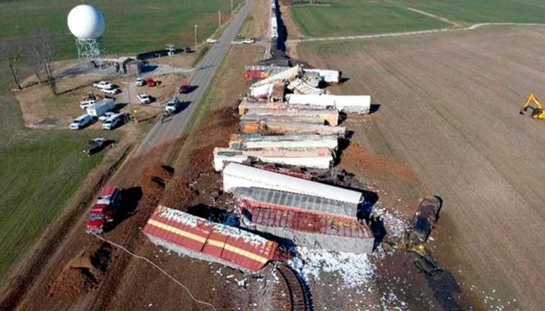 قطار كيميائيات يخرج عن مساره 