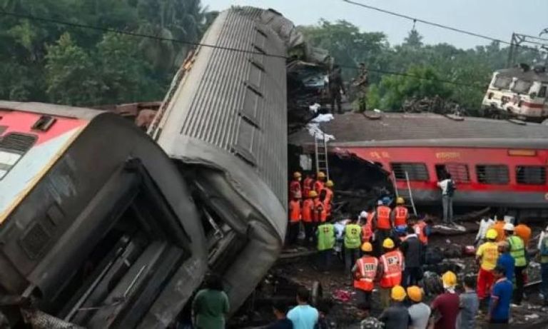 تصادم قطارين بالهند