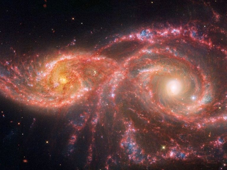 مشهد نادر لتصادم مجرتين حلزونيتين