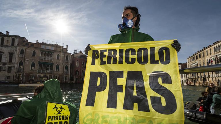 فرنسا تحظر "المواد الكيميائية الخالدة" في مستحضرات التجميل والملابس