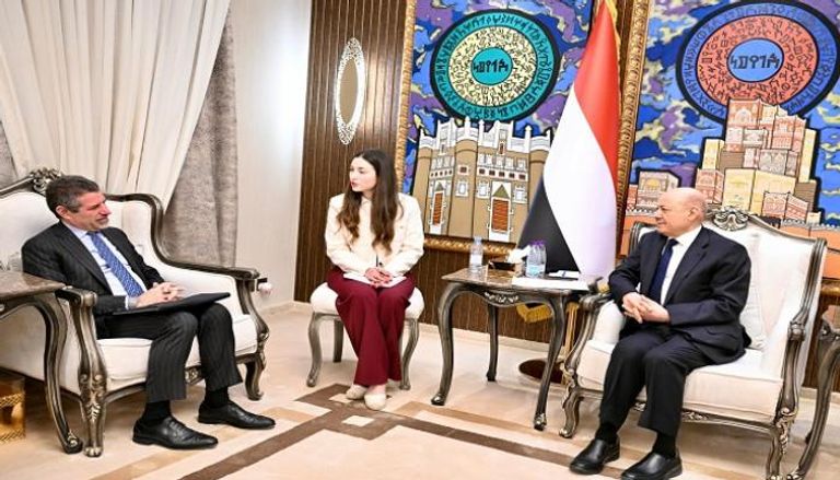 السفير الأمريكي في اليمن مع العليمي