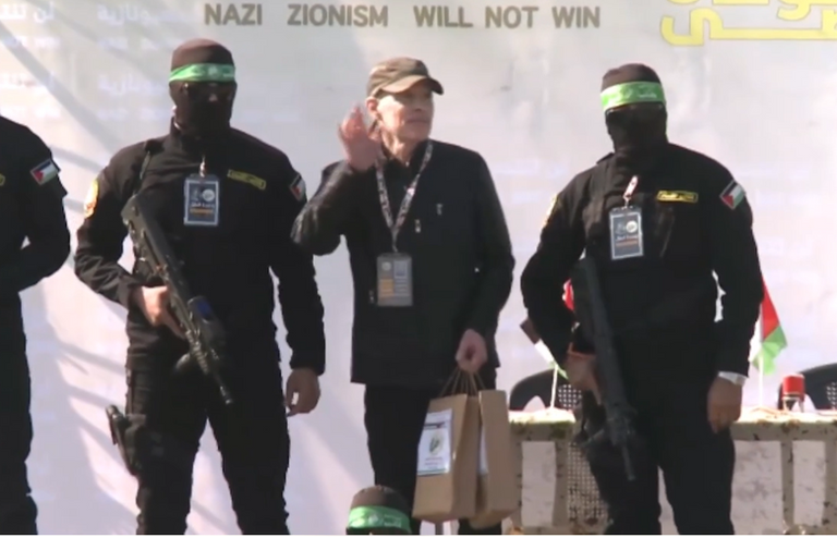 جانب من عملية تسليم الرهائن