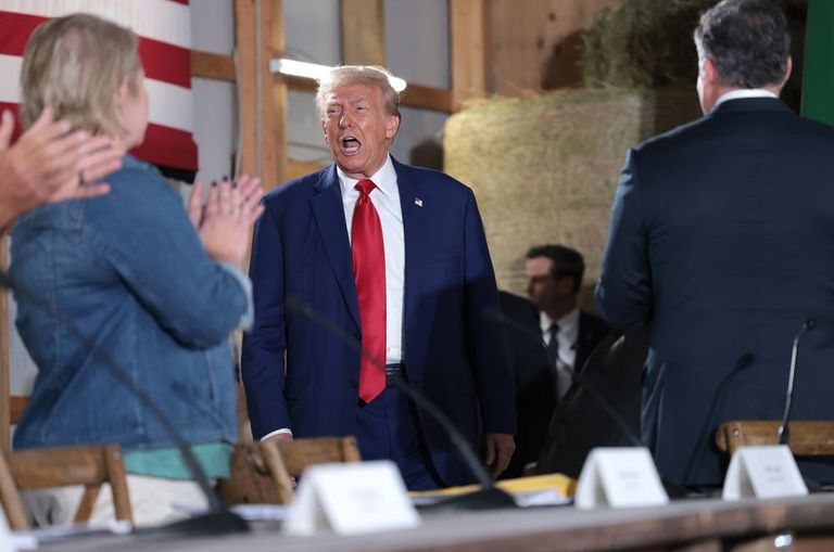 تأثير التهديدات التجارية على هيمنة الدولار - صورة مولدة بتطبيق ChatGPT