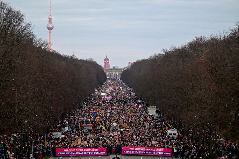 آلاف المتظاهرين في برلين ضد التقارب مع أحزاب أقصى اليمين