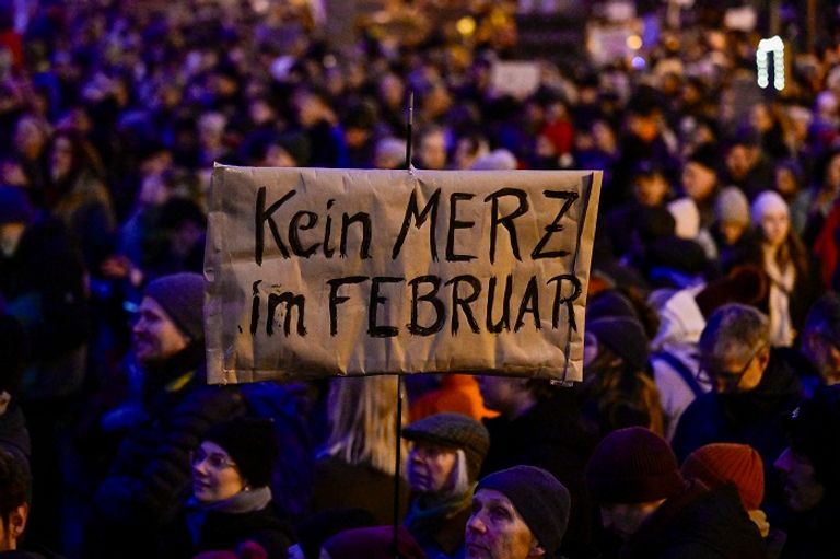 آلاف المتظاهرين في برلين ضد التقارب مع أحزاب أقصى اليمين