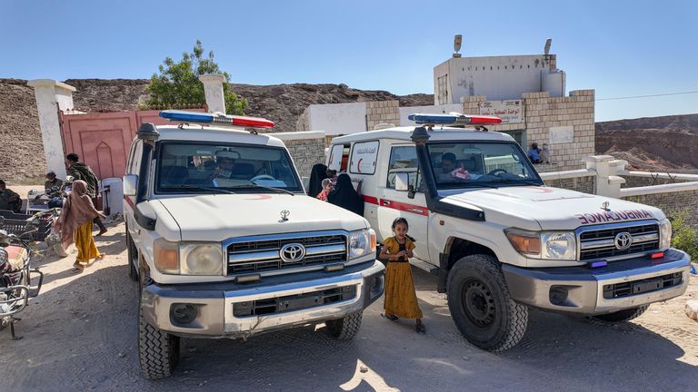 العيادات الإماراتية المتنقلة تداوي مرضى حضرموت