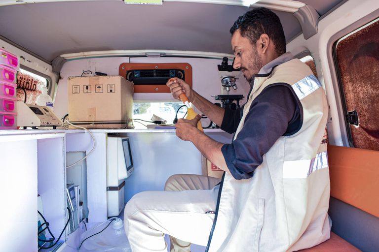 العيادات الإماراتية المتنقلة تداوي مرضى حضرموت