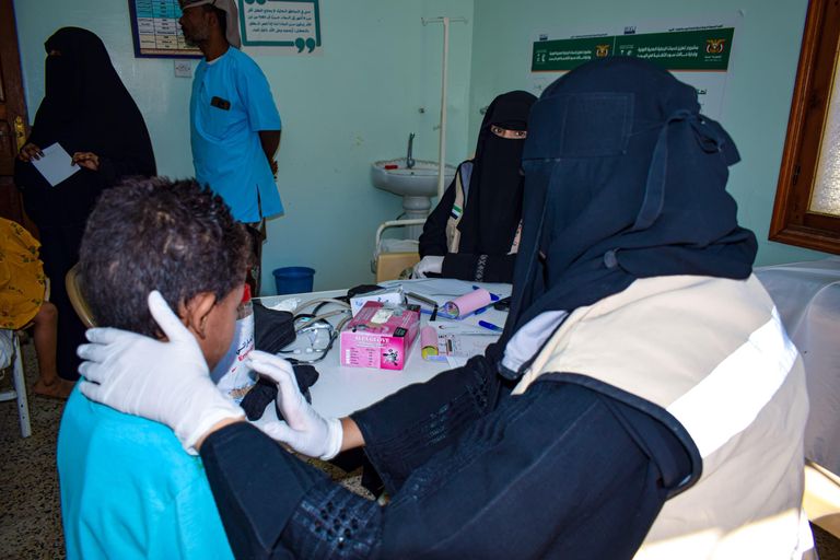 العيادات الإماراتية المتنقلة تداوي مرضى حضرموت