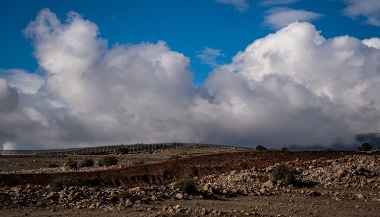 حفرت إسرائيل خندقًا بطول 5.5 ميلًا على عمق حوالي 100 قدم في الجانب السوري