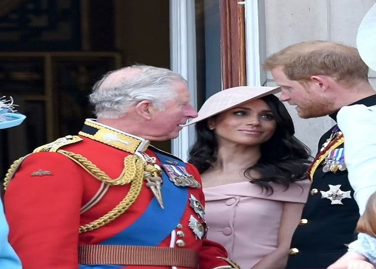 الملكة إليزابيث مع الأمير هاري وميغان ماركل