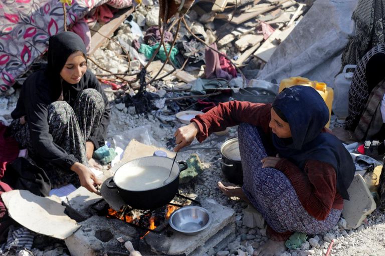 طفل فلسطيني يحمل صندوقا من المساعدات في غزة