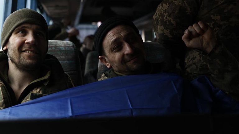 حافلة تقل الأسرى الأوكرانيين