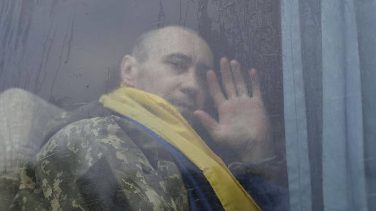 حافلة تقل الأسرى الأوكرانيين