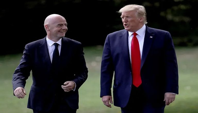 ترامب وخلفه نسخة من كأس العالم لكرة القدم