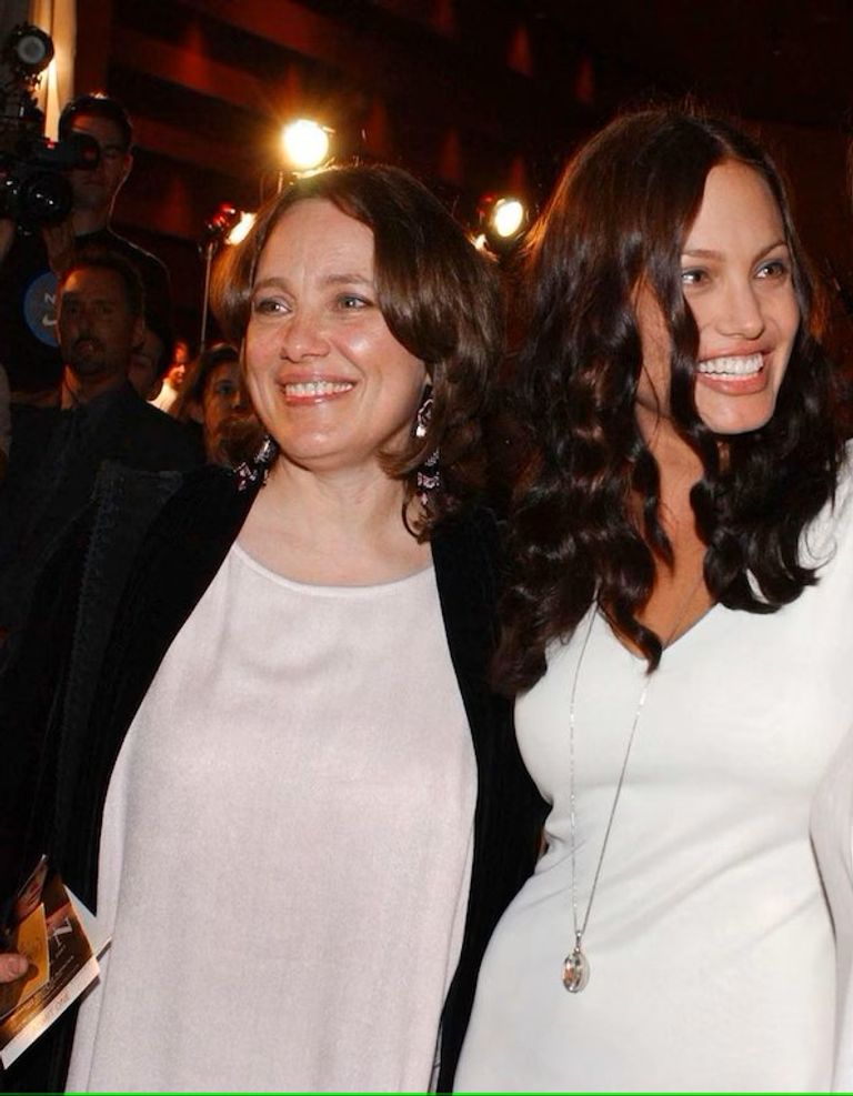 أنجلينا جولي ووالدتها