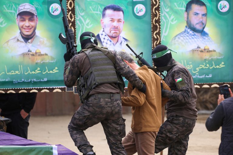 أثناء تسليم الرهائن في دير البلح