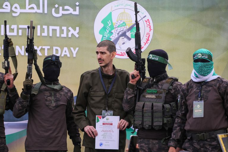 أثناء تسليم الرهائن في دير البلح