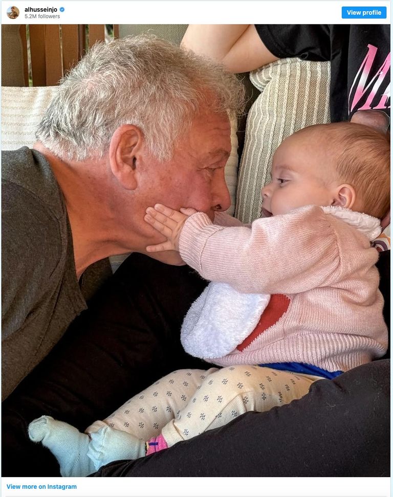 الأميرة إيمان مع جدها الملك عبدالله الثاني