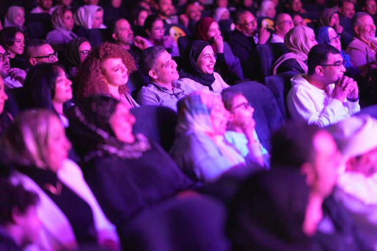 مسرحية وحيد في المنزل