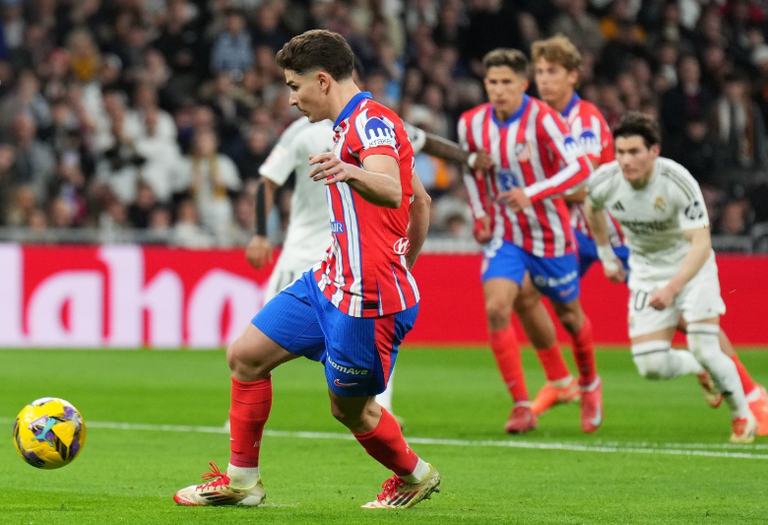 ركلة جزاء أتلتيكو مدريد احتفال جوليان ألفاريز بهدفه في ديربي مدريد