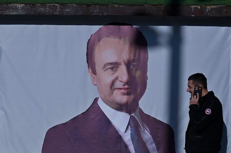 ناخبة تدلي بصوتها في انتخابات كوسوفو - رويترز