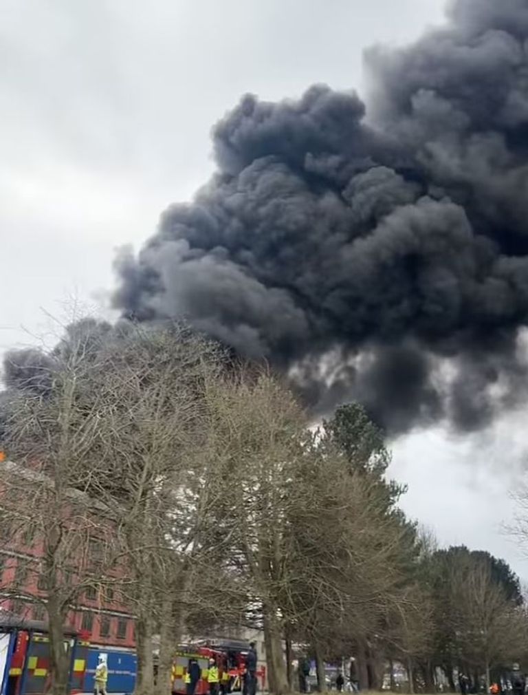 حريق يلتهم مبنى في لانكستر