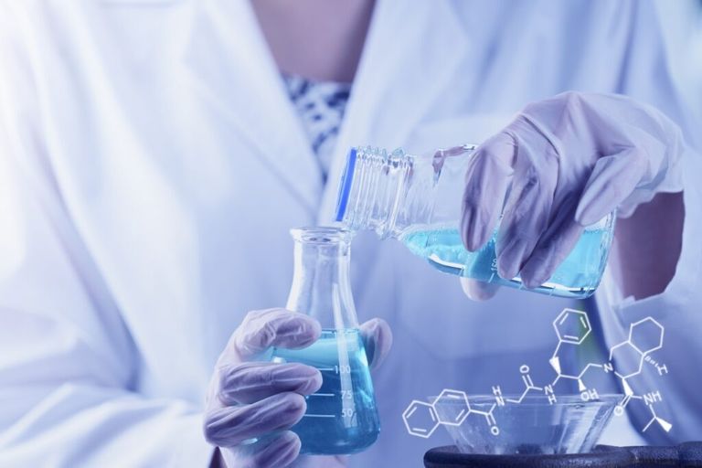 حل مشكلة ذوبان الأدوية باستخدام جسيمات نانوية من السيليكا