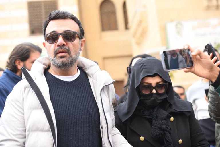 محمد رياض وزوجته رانيا محمود ياسين في الجنازة