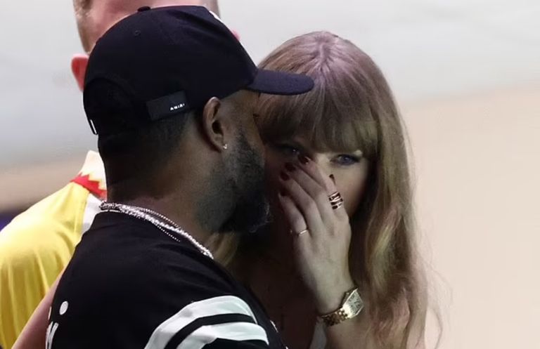  تايلور سويفت خلال حضورها مباراة السوبر بول