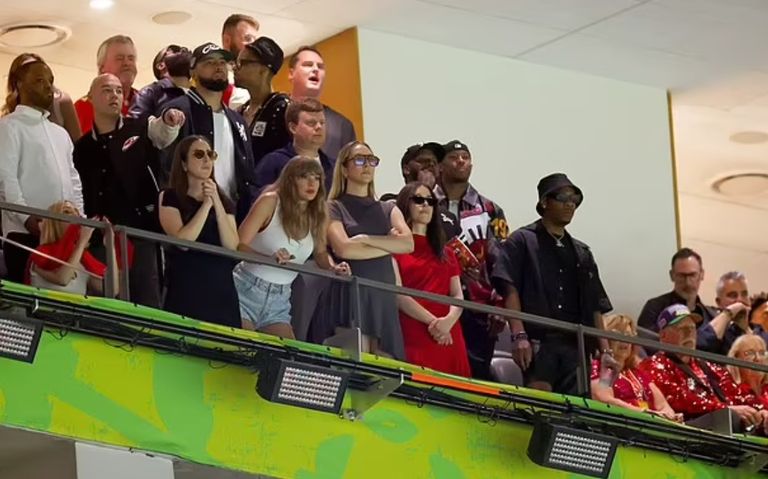  تايلور سويفت خلال حضورها مباراة السوبر بول