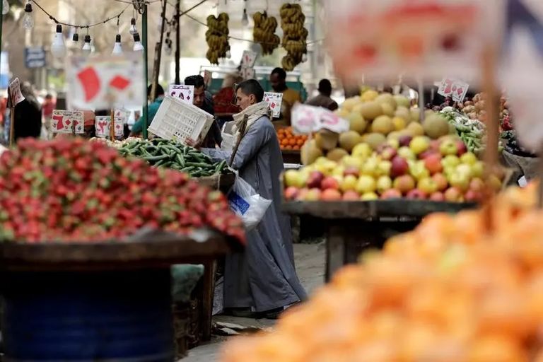 سوق خضار وفاكهة في مصر - رويترز