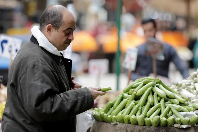 سوق خضار وفاكهة في مصر - رويترز