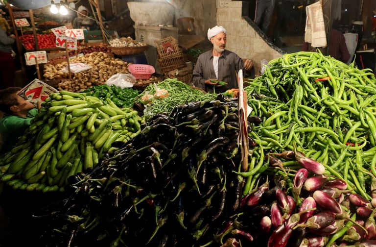 سوق خضار وفاكهة في مصر - رويترز