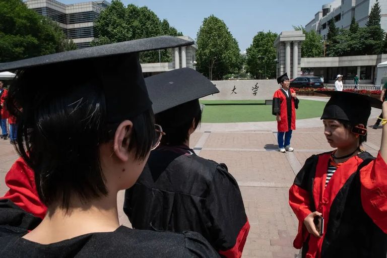 طالبة في مكتبة بالصين